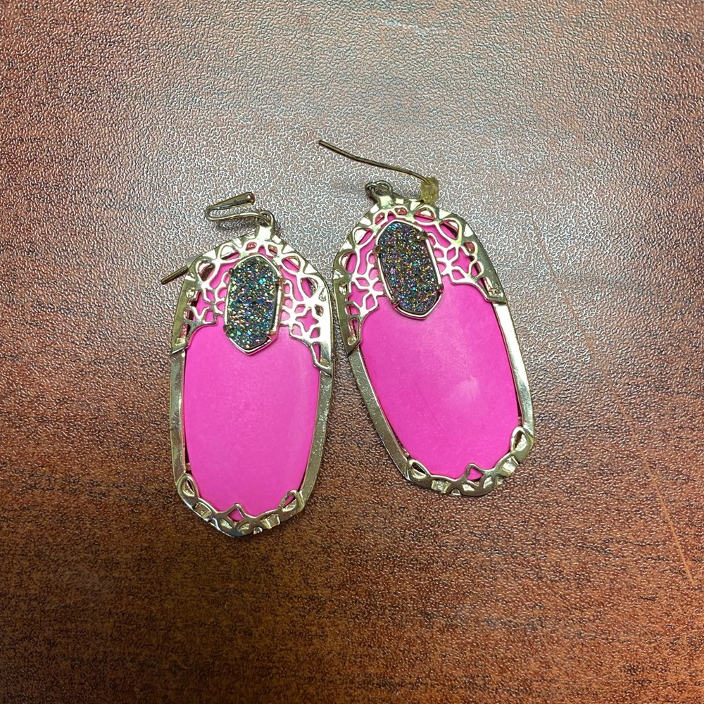 Kendra Scott Deva gold drop earrings in magenta with drusy